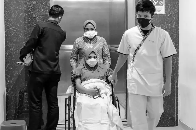 Ditemani Atta Halilintar, Aurel Hermansyah Bawa Tasbih Saat Melahirkan Anak Pertamanya
