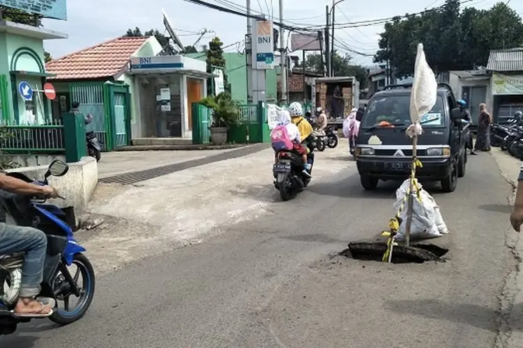 WASPADA! Gorong gorong di Jalan Haji Gofur Amblas, Kini Hanya Ditandai Bambu Dibalut Karung Beras