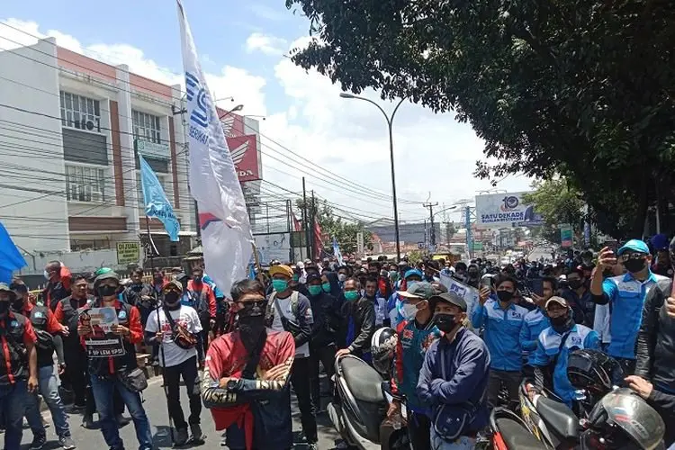 Protes Aturan JHT Cair Saat Usia 56 Tahun Berlanjut! Buruh di KBB Tegas Tuntut Menaker Dicopot