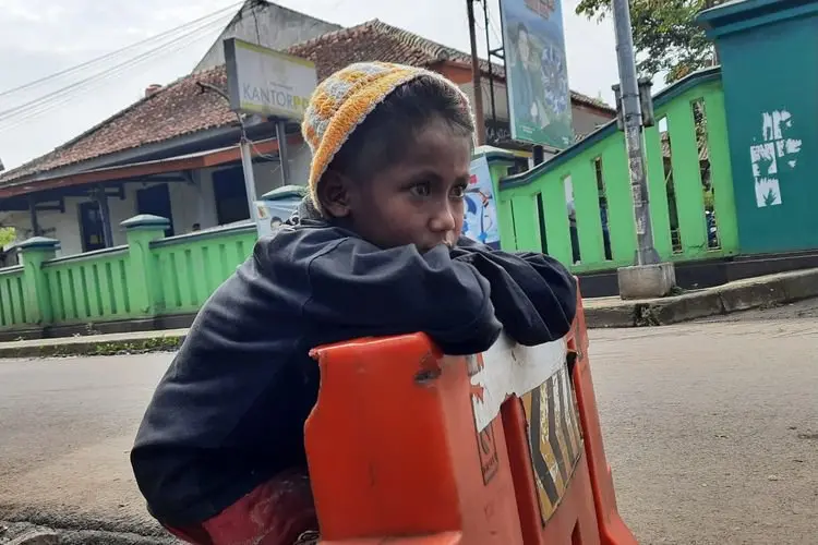 Kerasnya Hidup, Kisah Dafa Gelandangan Kecil di Alun-alun Banjaran Bandung