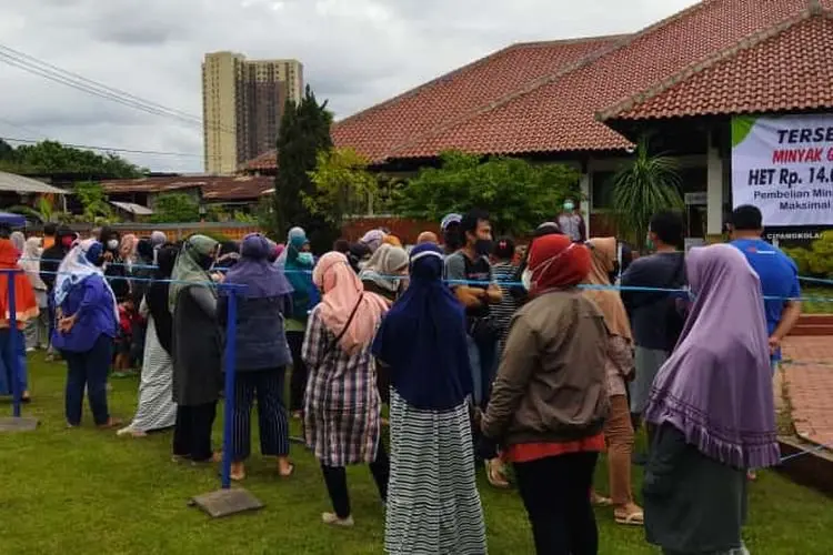 Perum Bulog Cabang Bandung Gelar Operasi Pasar Minyak Goreng