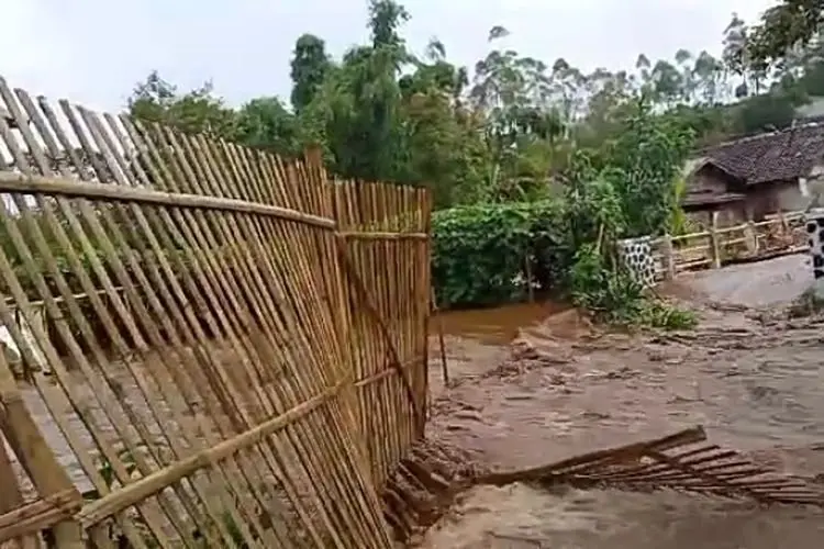 30 Rumah Diterjang Banjir di Cisurupan dan Cikajang Garut