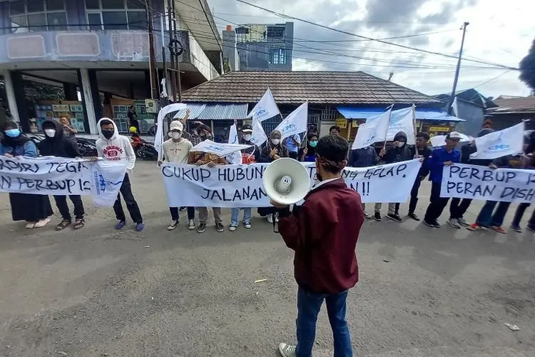 Tuntut Jam  Operasional Truk Tambang Ditegakkan, Massa FMB Geruduk Dishub Kabupaten Bogor