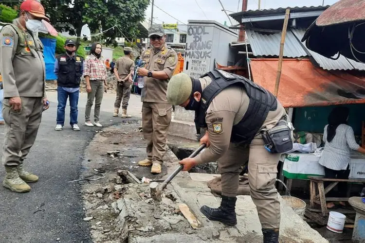 Kreatif, Jelang Peresmian Pasar Cisarua Tim Gabungan Sulap Lapak PKL Jadi Taman