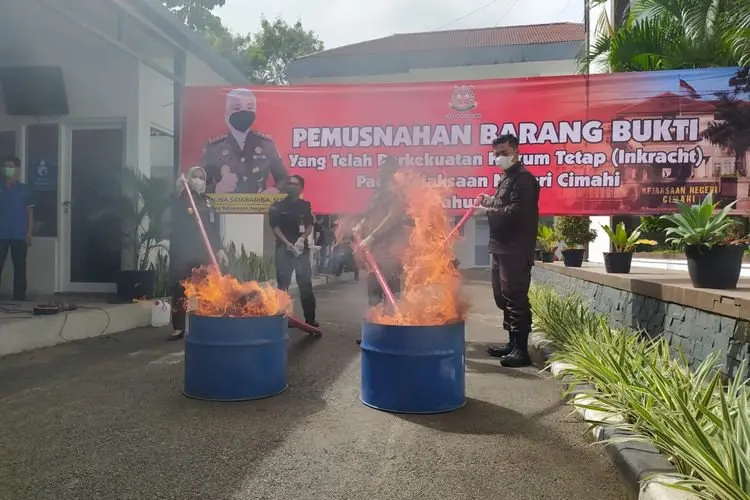 Uang Palsu Senilai Rp18,6 Juta Dimusnahkan Kejari Cimahi