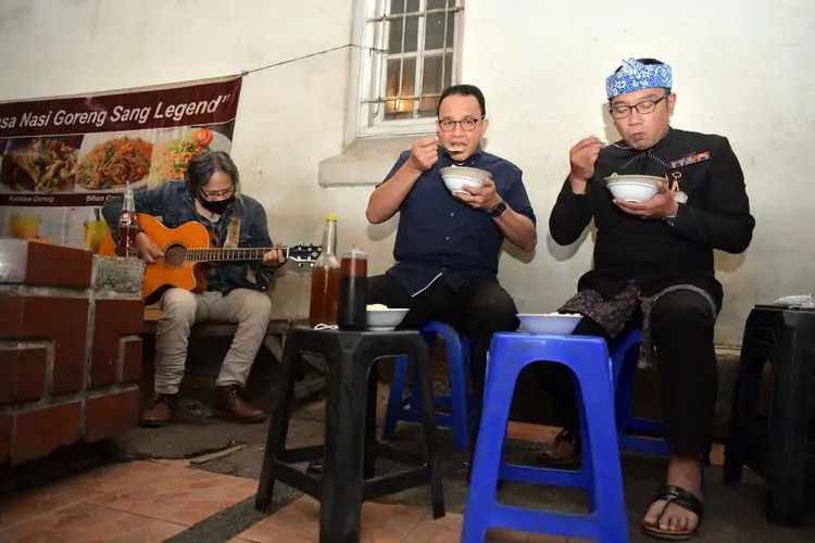 Ridwan Kamil dan Anies Baswedan Makan Bubur Bareng di Bandung, Netizen Salfok: Tim Diaduk atau Engga Ya?