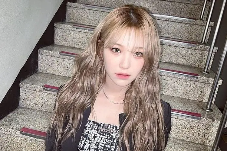 Baek Ji Heon fromis_9 Hiatus Sementara dari Promosi Grup Karena Gangguan Kecemasan