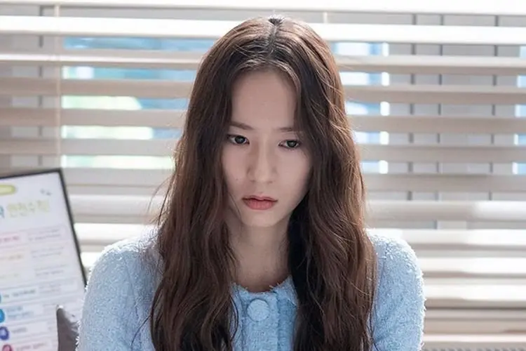 Krystal Ungkap Karakter Perannya Sebagai Sekertaris dalam Drama Baru 'Crazy Love' dengan Kim Jae Wook