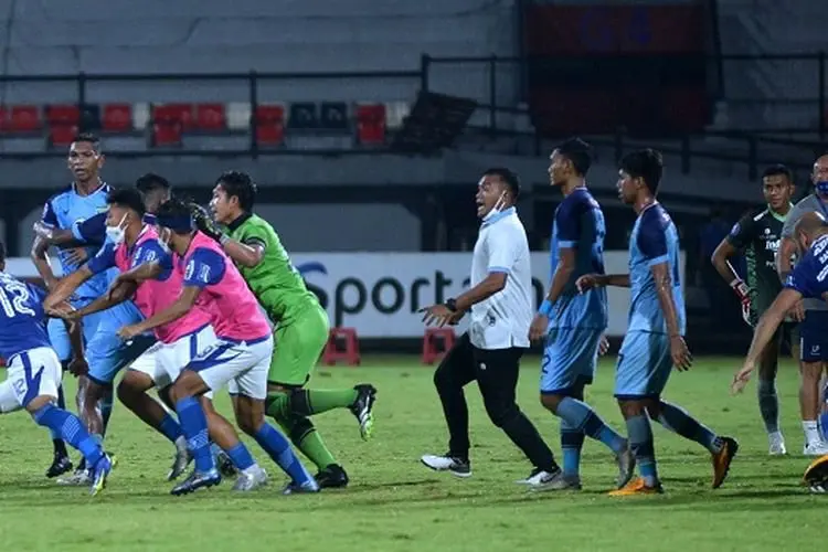 Persib vs Persela Ricuh Usai Laga, Wasit Diserbu, Henhen dan Rashid Nyaris Terlibat Baku Hantam