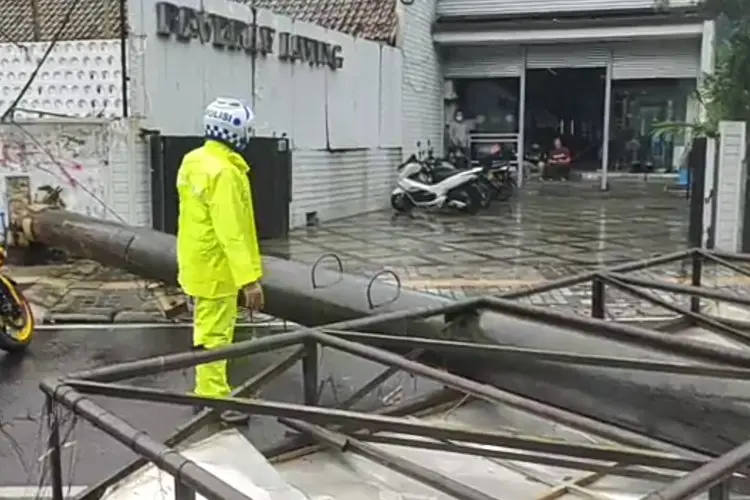 Baliho Setinggi 20 Meter Roboh Timpa Dua Pengendara di Jalan Wastukencana Bandung