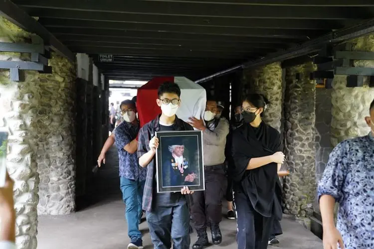 Guru Besar dan Pelukis Masyhur, serta Desainer Lambang ITB, Prof. Srihadi Berpulang