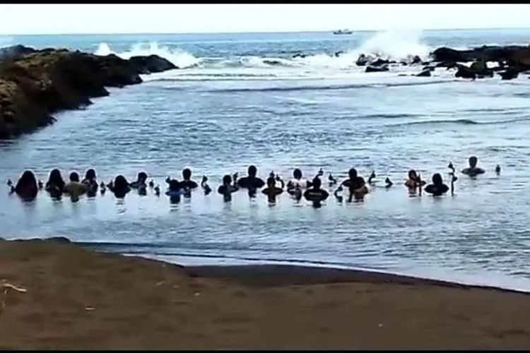 Viral Warga Nganjuk Lakukan Ritual di Pantai Watu Ulo, Begini Kata Polisi