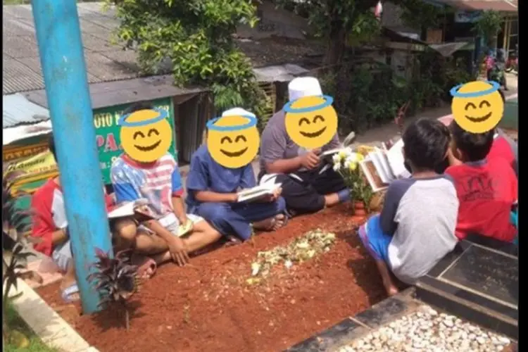 Haru! Bocah-bocah Ini Datangi Makam Sahabatnya Selama 7 Hari Sambil Bacakan Yasin