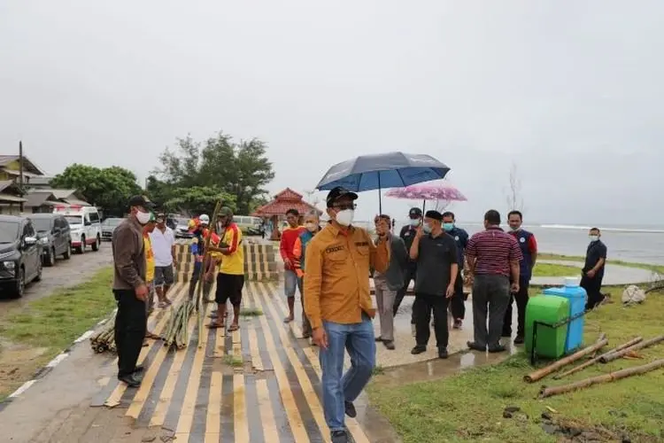 Percantik Kawasan Pantai Sayang Heulang, Pemkab Garut Lakukan Penanaman Pohon