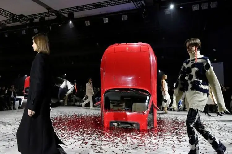 Suasana Kelam Perang di Ukraina Selimuti Gelaran Paris Fashion Week di Perancis