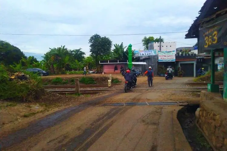 Masih Belum Dipasang Palang Pintu, Perlintasan Sebidang Kereta Api di Cilame Rawan Kecelakaan