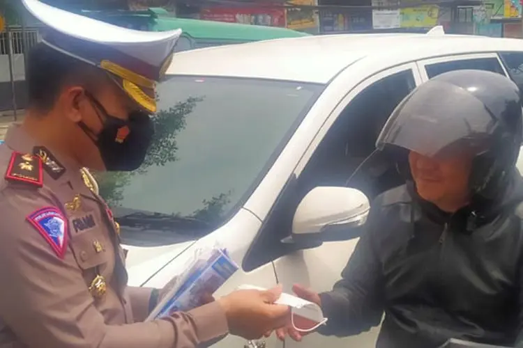 Satlantas Polresta Bandung Bagikan Masker Gratis saat Operasi Keselamatan Lodaya 2022