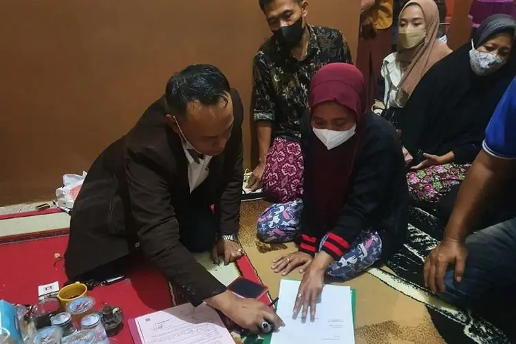Resmi, Kejari Cirebon Berikan SKP2 untuk Nurhayati