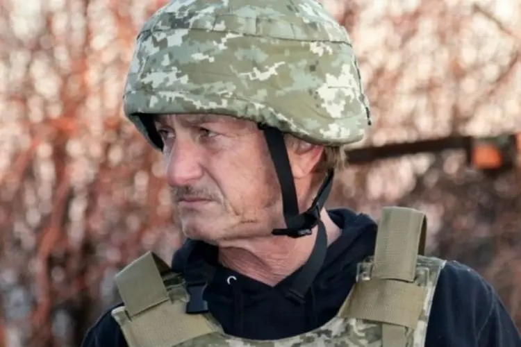 Rekam Film Dokumenter di Kiev, Sean Penn Eksodus Jalan Kaki dari Ukraina ke Polandia