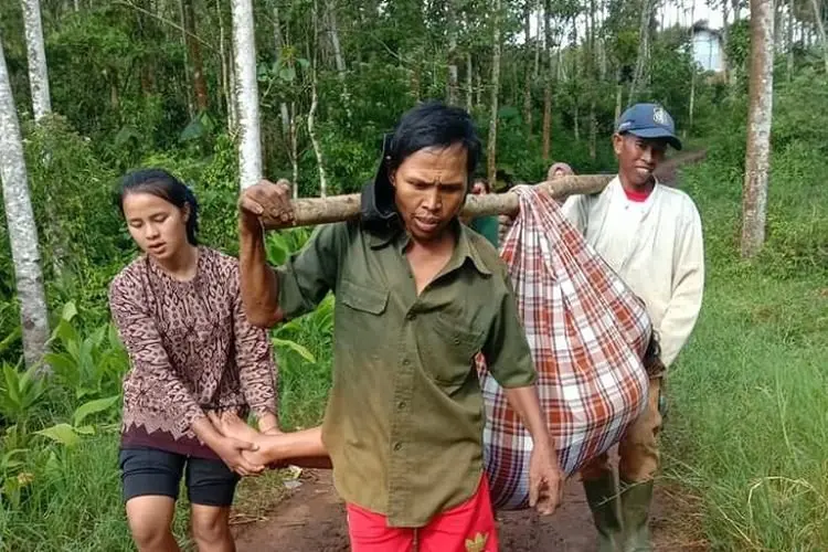 Viral! Seorang Ibu Hamil di Arjasari Ditandu dengan Sarung Menuju Tempat Persalinan