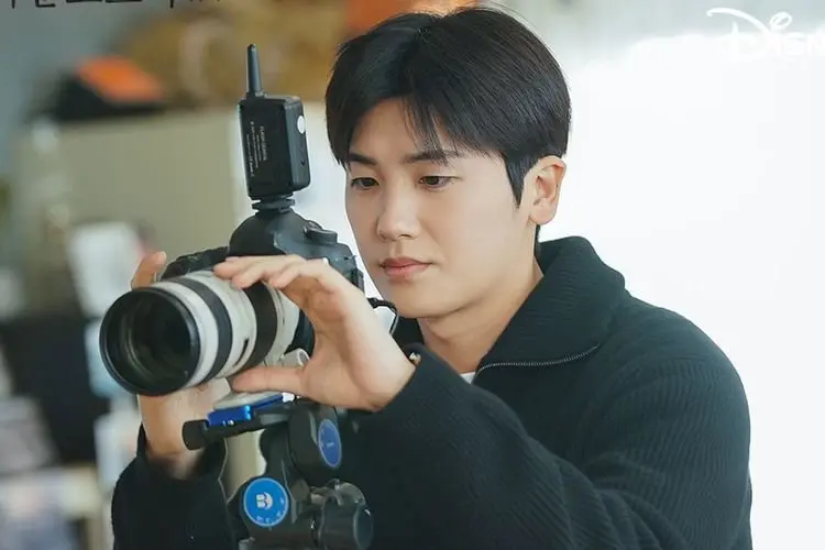 Park Hyun Sik Jadi Fotografer Yang Mencintai Sahabatnya Han So Hee di Drama Baru 'Soundtrack 1'