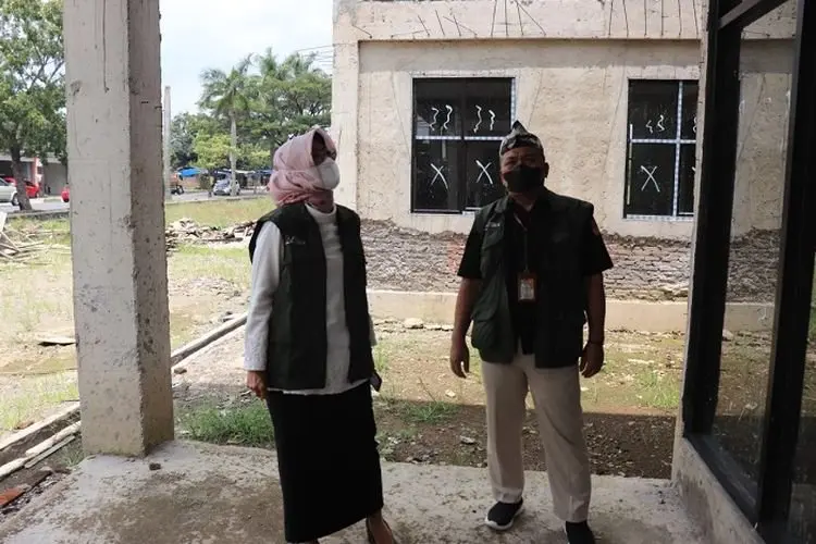 Tinjau Proyek Gedung KPUD Kabupaten Cirebon, Wabup Wahyu Tjiptaningsih Malah Kecewa