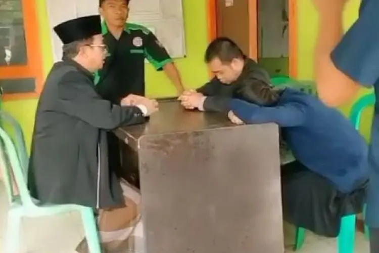 Aksi Mesum Pasangan Selingkuh di Toilet Musola Jonggol, Dipergoki Anak Kades Singasari Cakra