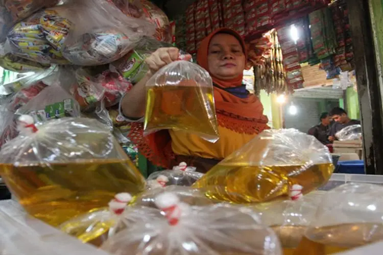 Tiga Pasar di Cimahi Terima Jatah 5.806 Kilogram Minyak Goreng Curah