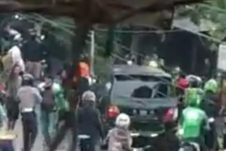 Kronologi Pengendara Mobil Toyota Kijang Diamuk Massa di Margaasih Bandung Usai Tabrak 20 Orang