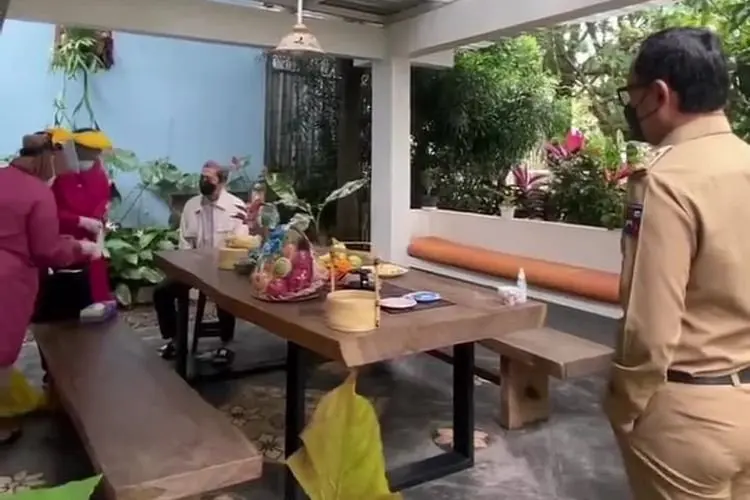 Bawa Bubur Jenguk  Wakilnya, Bima Arya Minta Dedie Tetap Isoman