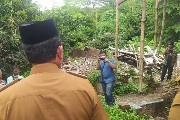 Soal Pergeseran Tanah di Ciwaringin, Ini Langkah yang Diambil Bupati Imron