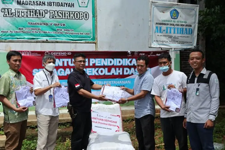 Defend ID Serahkan Bantuan Pendidikan 650 Seragam Sekolah ke Masyarakat Banten