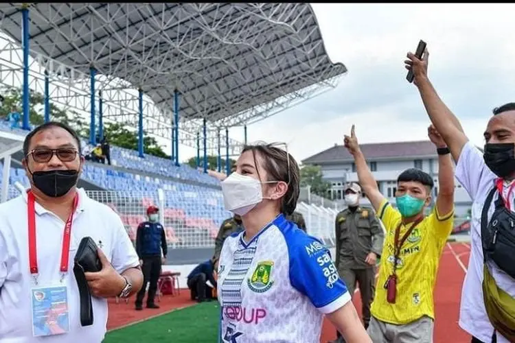 Merasa Persikota Dikerjai Pengadil Lapangan, Prilly Latuconsina Malah Sungkem ke Wasit