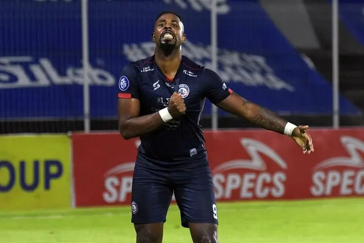 Jelang Arema vs Persib, Carlos Fortes dalam Sorotan Robert Alberts