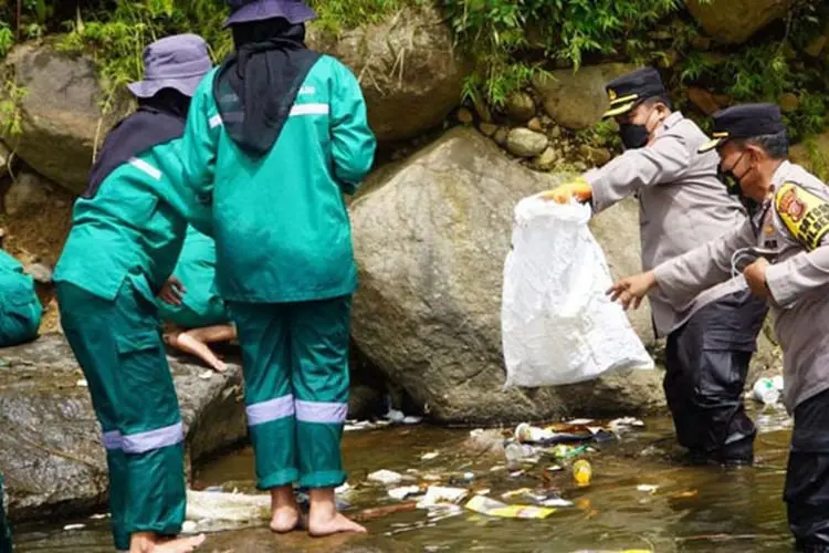Kapolres Bogor Turun Mulung Sampah di Ciliwung dan Sosialisasikan Perda Pengendalian Sampah