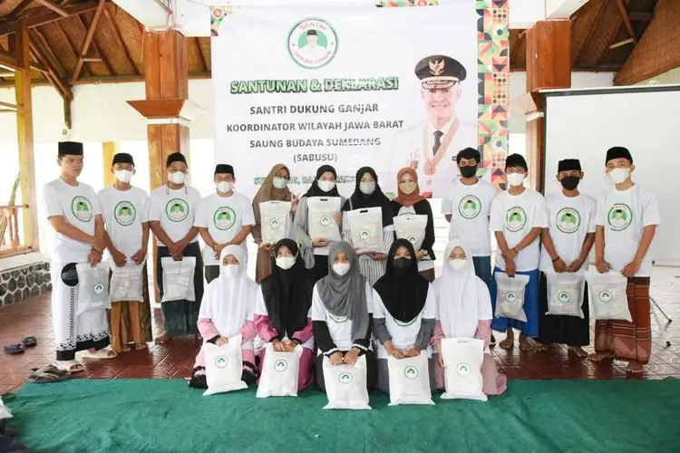  Sembari Beri Santunan, Ratusan Mahasantri se-Jawa Barat Deklarasi Dukung Ganjar  Pranowo Jadi Presiden Â 