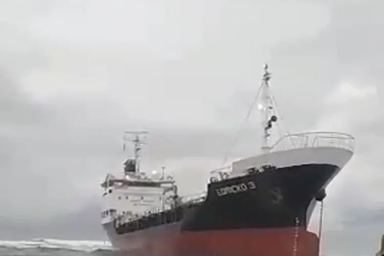 Salah Baca Navigasi dan Gelombang Besar Sebabkan Kapal Tanker Terdampar di Cibalong