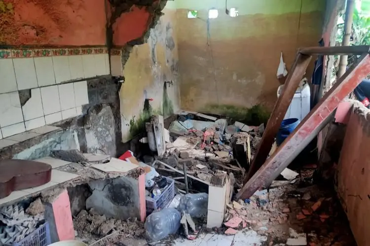 Innalilahi, Diguyur Hujan Deras Bangunan Rumah di Batujajar Ambruk, Satu Orang Kritis