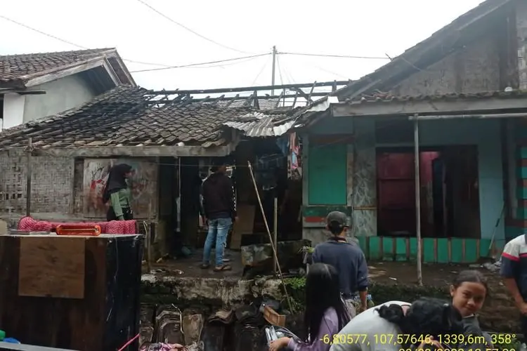 Gegara Tersambar Petir, Tujuh Rumah di Parongpong Ludes Dilalap si Jago Merah