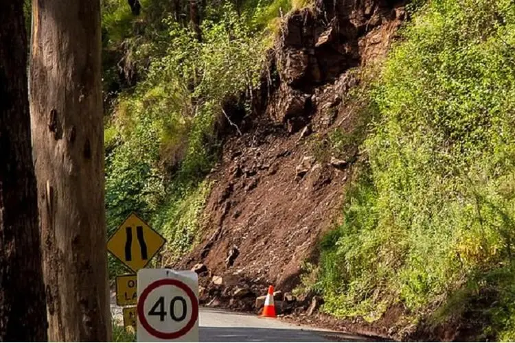 Tertimbun Longsor, Warga Cikalongwetan KBB Khawatir Bakal Meluas