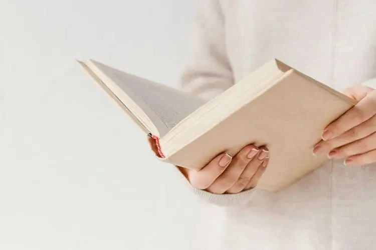 Ketahui Beragam Manfaat Membaca Buku Sebelum Tidur