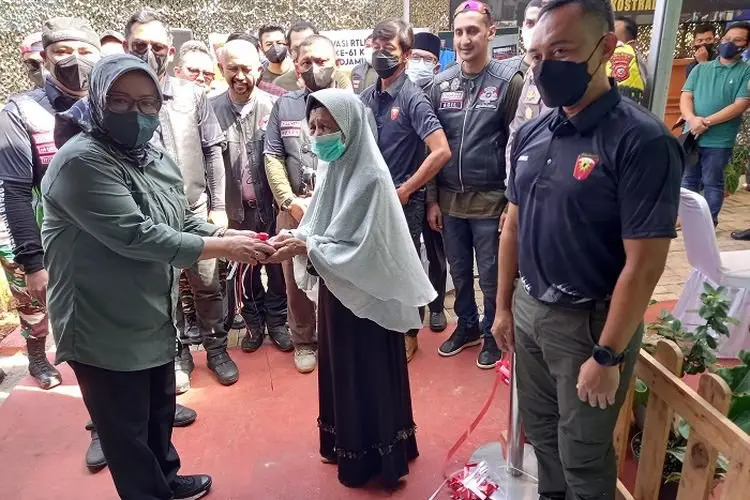 Bakti Yon Armed 10/Roket Brajamusti Kostrad Renovasi Rutilahu Janda Pejuang Kemerdekaan Irian Barat 