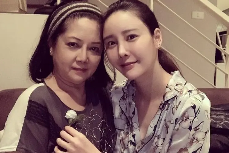 Tuntut Otopsi Kedua, Ibu Tangmo Nida Langsung Datangi Polisi di Bangkok