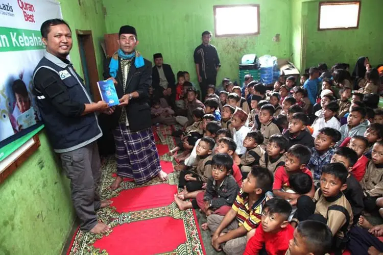 Lazis Darul Hikam Bagikan 350 Makanan Gratis untuk Kampung Penghasil Banyak Anak di Garut