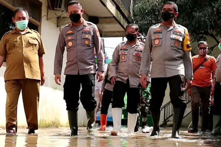 Kepala Polresta Bandung Tinjau Pengungsian Korban Banjir Dayeuhkolot
