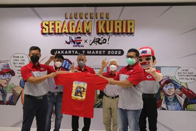 Tampil Beda! JNE Resmikan Seragam Kurir Karya Ilustrator Marvel & DC Comics Ario Anindito