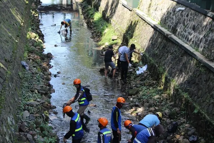 Mahasiswa Pecinta Alam Akademi Fisioterapi RS Dustira Cimahi Bersih-bersih Sungai Dekat Pasar Antri