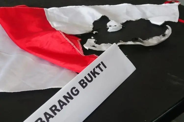 Ini Penjelasan Polisi Soal Aksi Nekat Wanita di Karawang Membakar Bendera Merah Putih