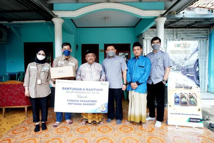 JQR dan Evalube Bantu Perlengkapan para Santri Pesantren yang Terbakar Karawang