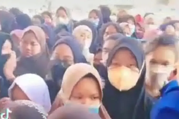 Viral! Ratusan Ibu-ibu di Soreang Antre Beli Minyak Goreng, Ada yang Teriak 'Kamarana Pemerentah Teh'